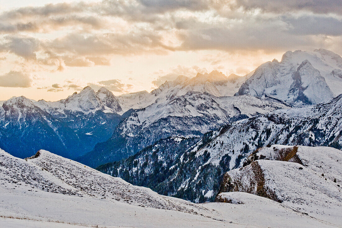 Schneebedeckte Dolomiten am Passo di Giau, Südtirol, Italien