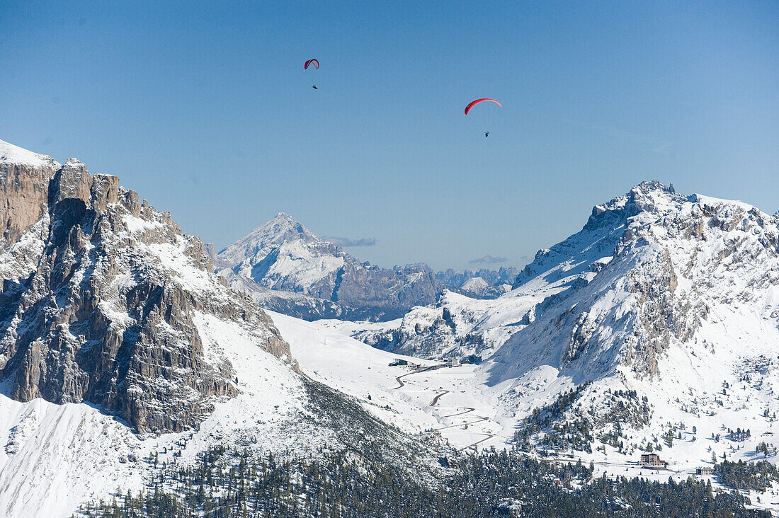 Paraglider über schneebedeckten Dolomiten, Südtirol, Italien