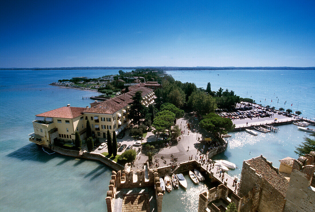 Blick von oben auf den Hafen unter blauem Himmel, Sirmione, Gardasee, Lombarbei, Italien, Europa