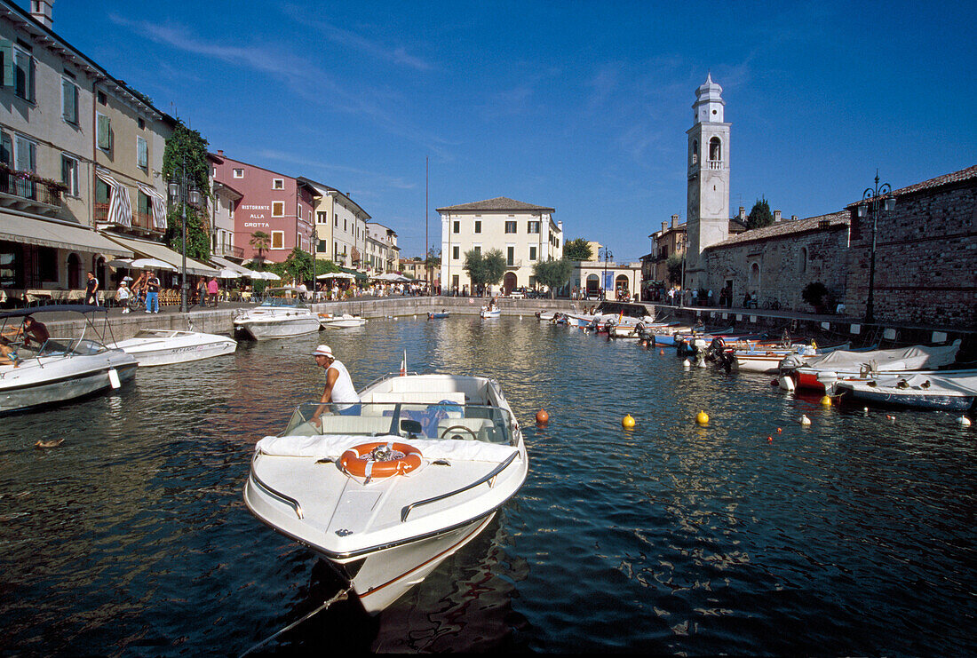 Motorboote im Hafen unter blauem Himmel, Lazise, Gardasee, Venetien, Italien, Europa