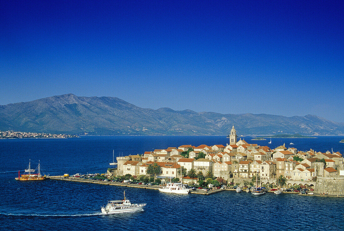 Blick auf die Altstadt und den Hafen von Korcula unter blauem Himmel, Insel Korcula, Kroatische Adriaküste, Dalmatien, Kroatien, Europa
