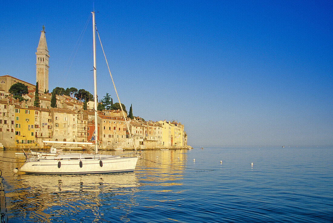 Segelboot vor der Altstadt von Rovinj im Sonnenlicht, Kroatische Adriaküste, Istrien, Kroatien, Europa