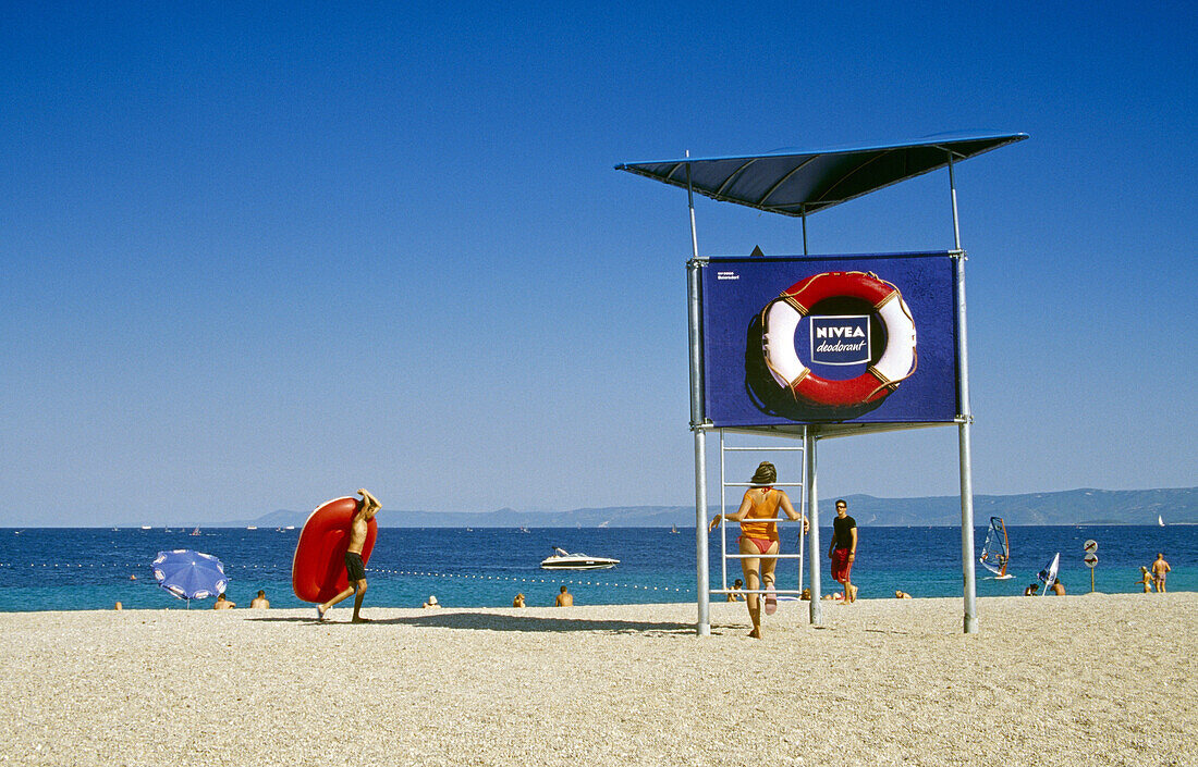 Strandwächter am Strand im Sonnenlicht, Goldenes Horn, Insel Brac, Kroatische Adriaküste, Dalmatien, Kroatien, Europa