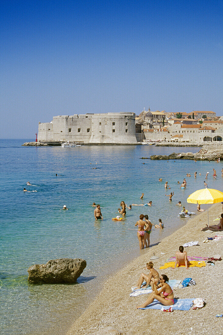 Menschen baden im Meer vor der Altstadt von Dubrovnik, Kroatische Adriaküste, Dalmatien, Kroatien, Europa