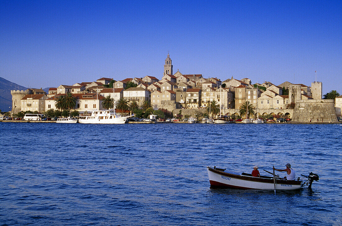 Fischerboot im Hafen von Korcula unter blauem Himmel, Insel Korcula, Kroatische Adriaküste, Dalmatien, Kroatien, Europa