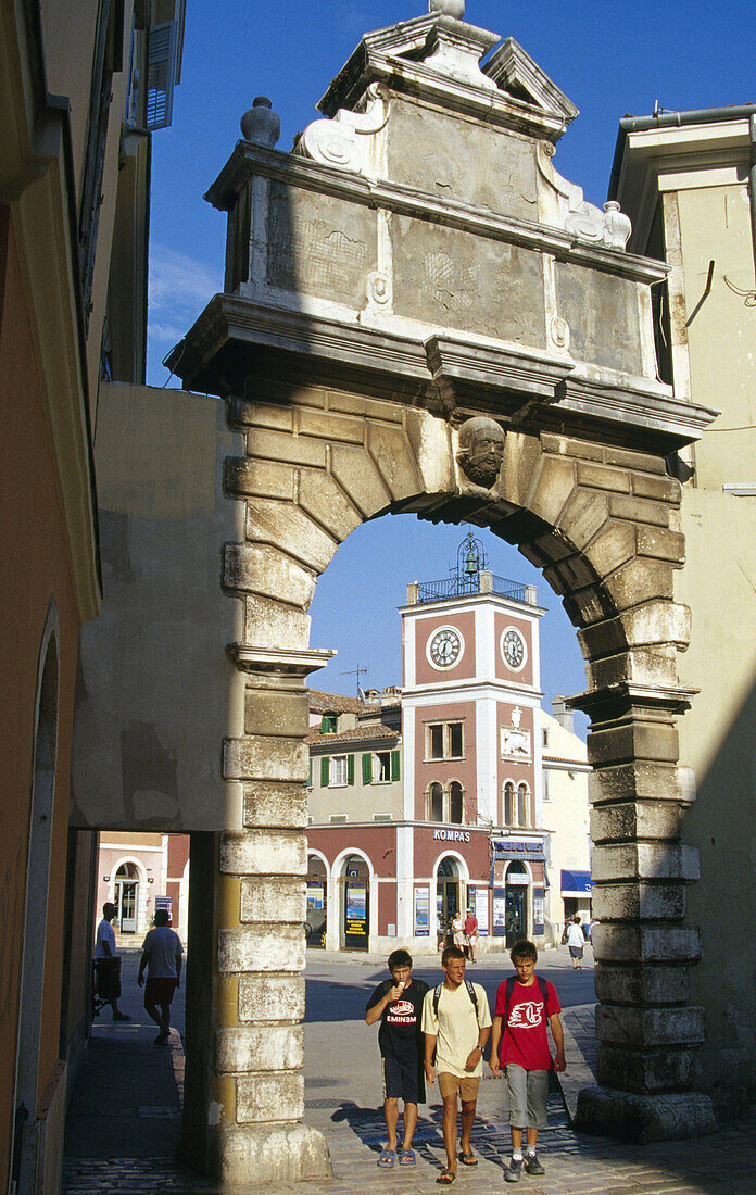 Venezianisches Balbi Tor und Uhrturm in der Altstadt von Rovinj, Kroatische Adriaküste, Istrien, Kroatien, Europa
