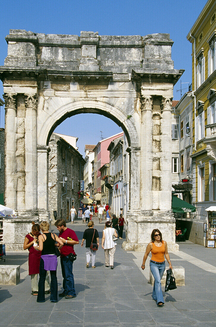 Menschen vor einem Tor in der Altstadt von Rovinj, Kroatische Adriaküste, Istrien, Kroatien, Europa