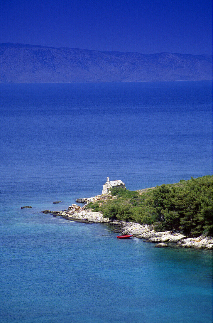 Kapelle in der Bucht von Jelsa im Sonnenlicht, Insel Hvar, Kroatische Adriaküste, Dalmatien, Kroatien, Europa