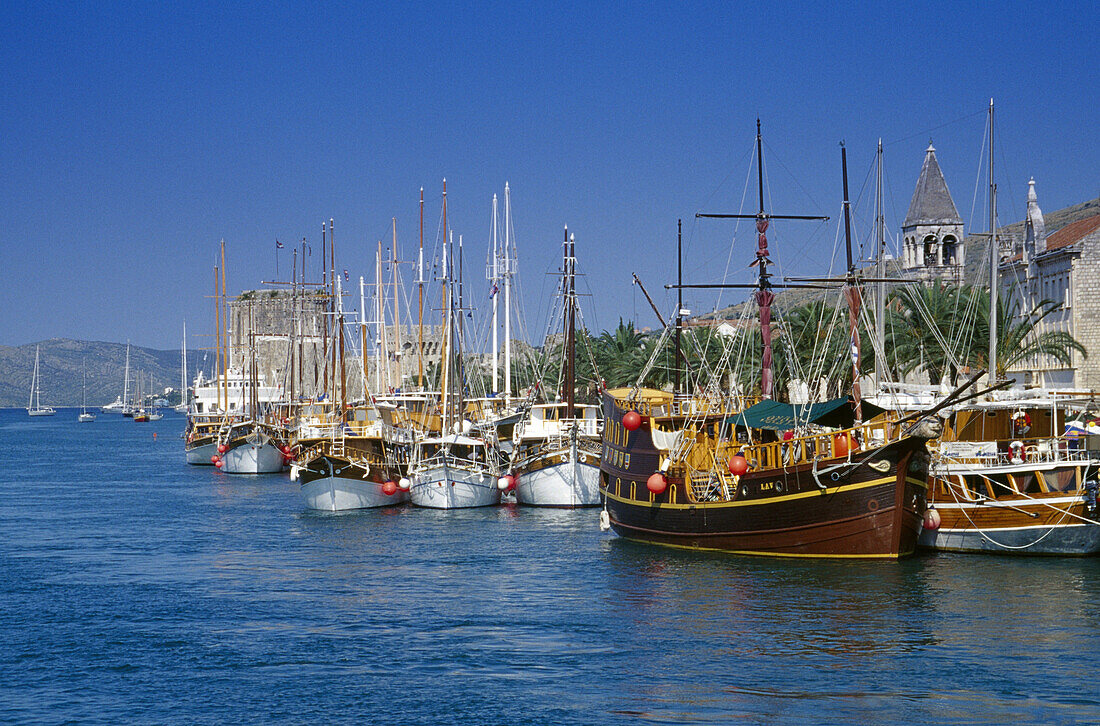 Schiffe im Hafen unter blauem Himmel, Trogir, Kroatische Adriaküste, Dalmatien, Kroatien, Europa