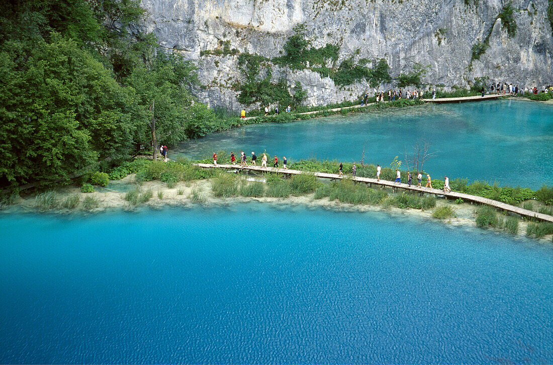 Blick auf die Plitwitzer Seen im Sonnenlicht, Kroatische Adriaküste, Dalmatien, Kroatien, Europa