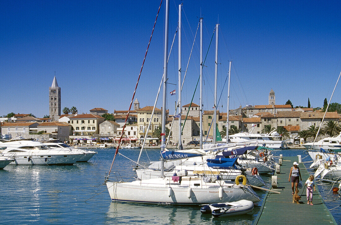 Boote im Hafen unter blauem Himmel, Insel Rab, Kroatische Adriaküste, Dalmatien, Kroatien, Europa
