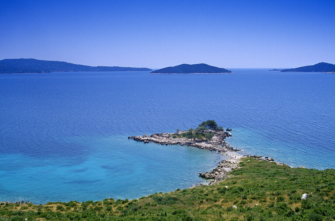 Idyllische Küstenlandschaft unter blauem Himmel, Makarska Riviera, Kroatische Adriaküste, Dalmatien, Kroatien, Europa