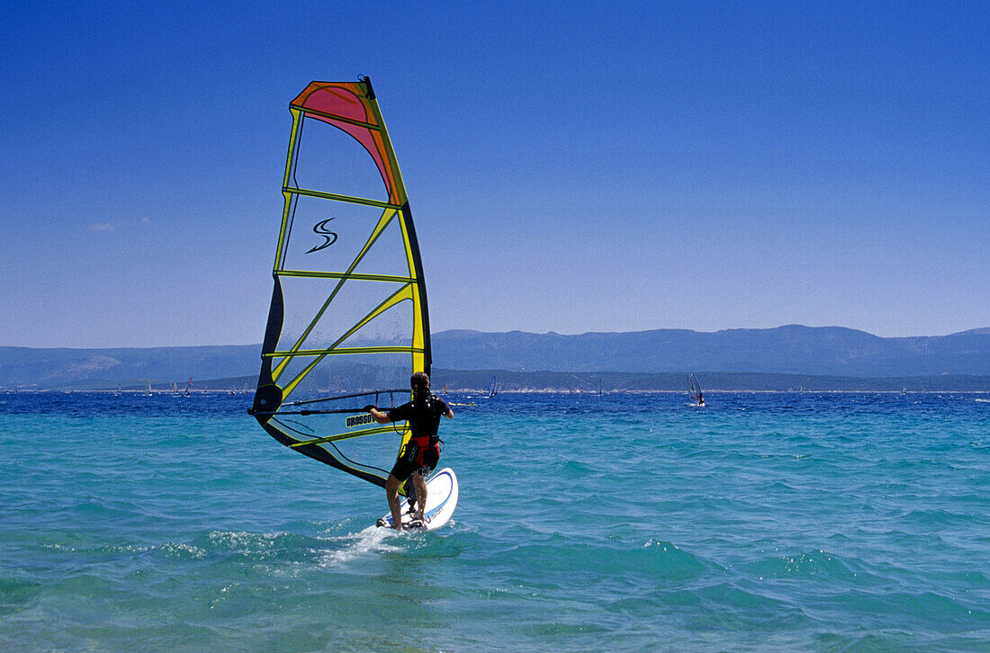 Windsurfer am Goldenen Horn unter blauem Himmel, Insel Brac, Kroatische Adriaküste, Dalmatien, Kroatien, Europa