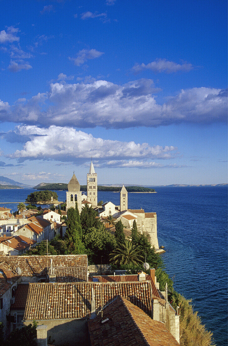 Blick auf die Kvarner Bucht und Kirchtürme im Sonnenlicht, Insel Rab, Kroatische Adriaküste, Dalmatien, Kroatien, Europa