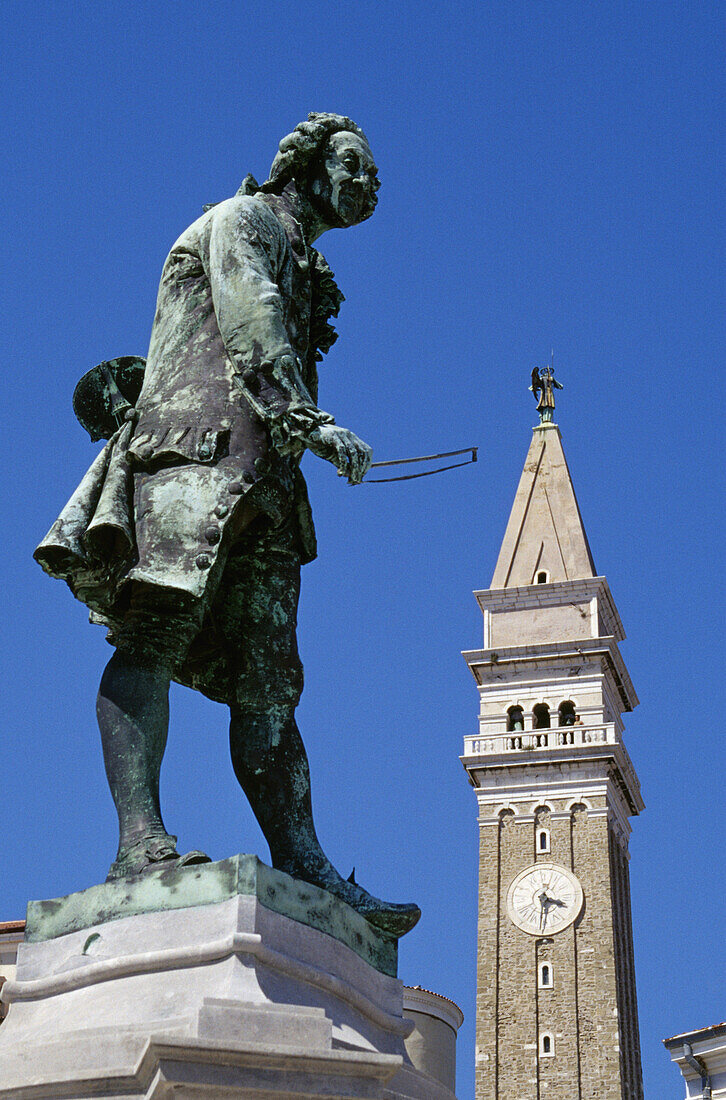 Tartini Denkmal und St. Georgskirche unter blauem Himmel, Piran, Istrien, Adriaküste, Slowenien, Europa