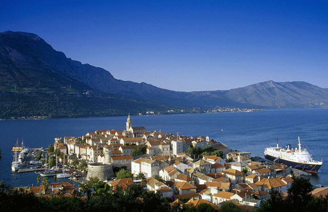 Blick auf die Altstadt und den Hafen unter blauem Himmel, Insel Korcula, Kroatische Adriaküste, Dalmatien, Kroatien, Europa