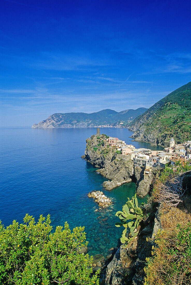 Blick auf Vernazza unter blauem Himmel, Cinque Terre, Ligurien, Italienische Riviera, Italien, Europa