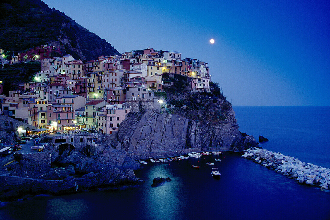 Vollmond über dem Dorf Manarola, Cinque Terre, Ligurien, Italienische Riviera, Italien, Europa