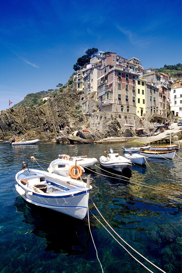 Fischerboote im Hafen unter blauem Himmel, Riomaggiore, Cinque Terre, Ligurien, Italienische Riviera, Italien, Europa