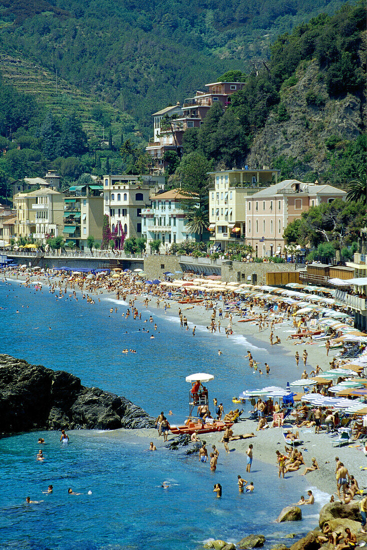 Menschen am Strand im Sonnenlicht, Monterosso al Mare, Cinque Terre, Ligurien, Italienische Riviera, Italien, Europa
