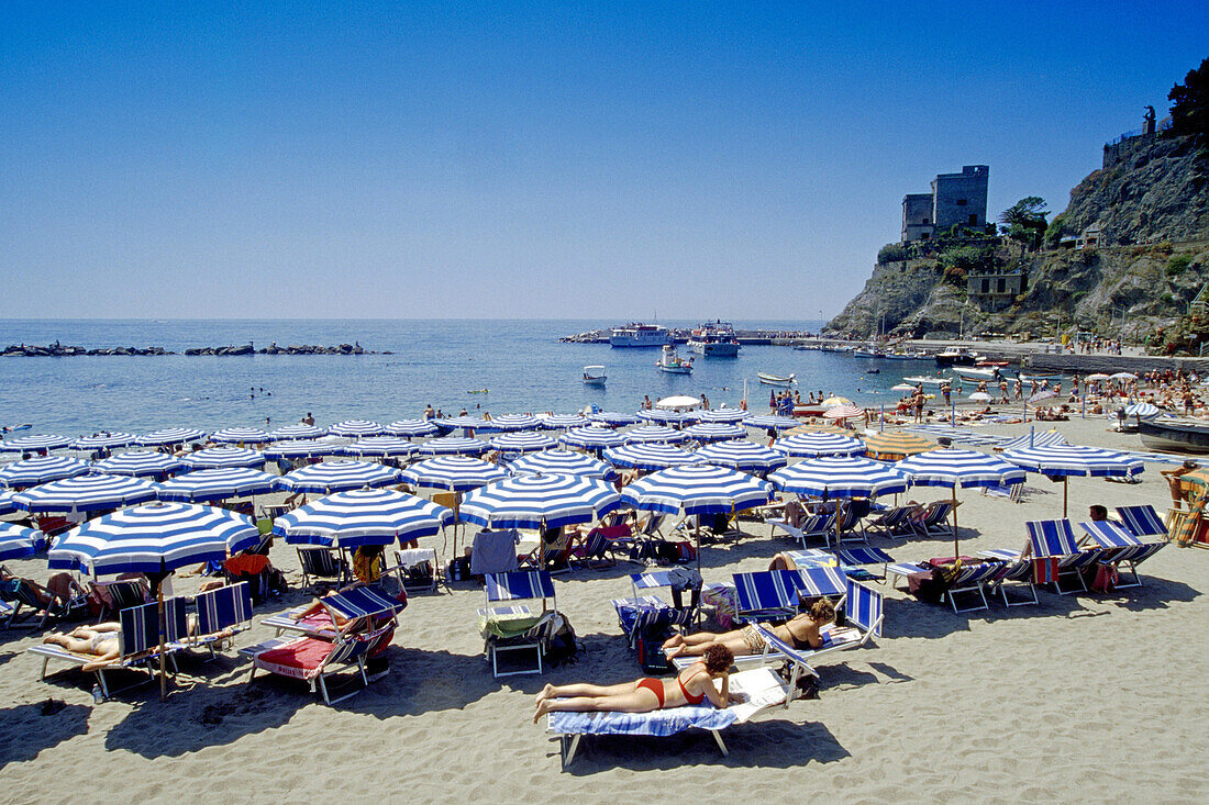 Menschen und Sonnenschirme am Strand, Festungsturm, Monterosso al Mare, Cinque Terre, Ligurien, Italienische Riviera, Italien, Europa
