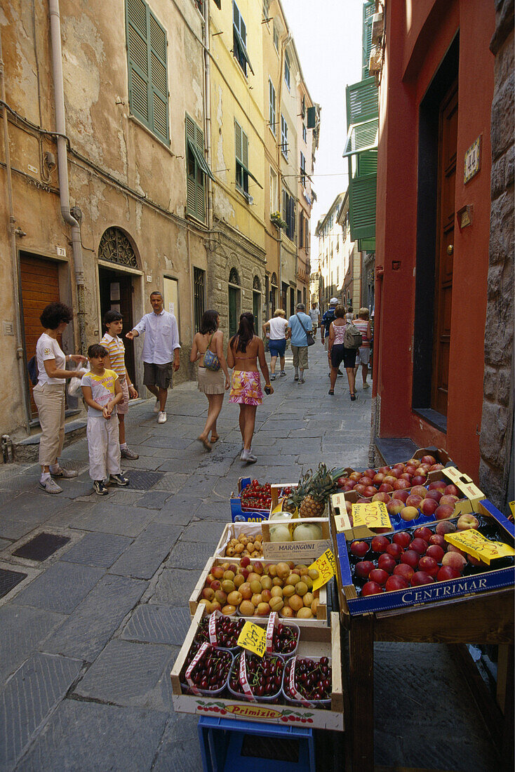 Touristen und Auslage eines Feinkostgeschäfts in einer Gasse, Portovenere, Ligurien, Italienische Riviera, Italien, Europa