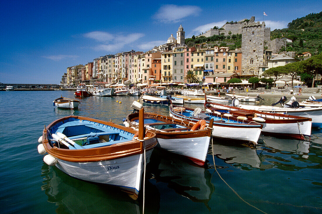 Fischerboote im Hafen unter blauem Himmel, Portovenere, Italienische Riviera, Ligurien, Italien, Europa