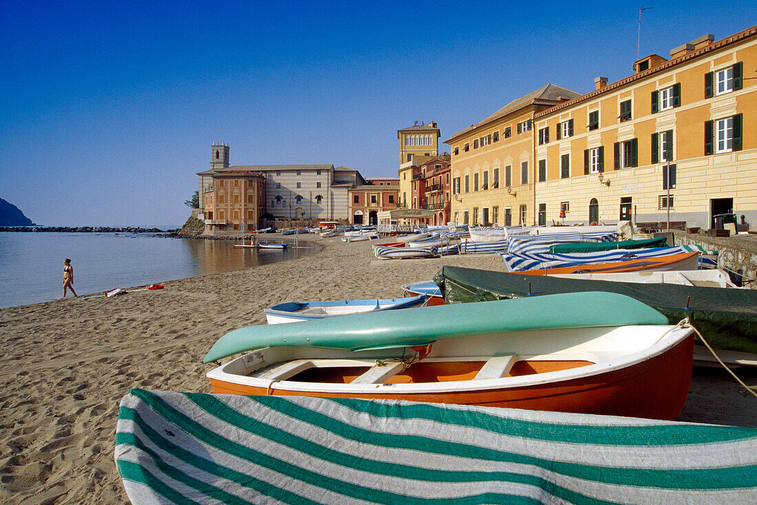 Boote am Strand in der Baia del Silenzio Bucht im Sonnenlicht, Sestri Levante, Italienische Riviera, Ligurien, Italien, Europa