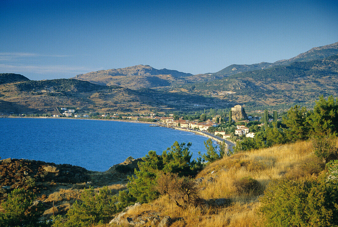 Blick auf den Küstenort Petra im Sonnenlicht, Lesbos, Griechenland, Europa