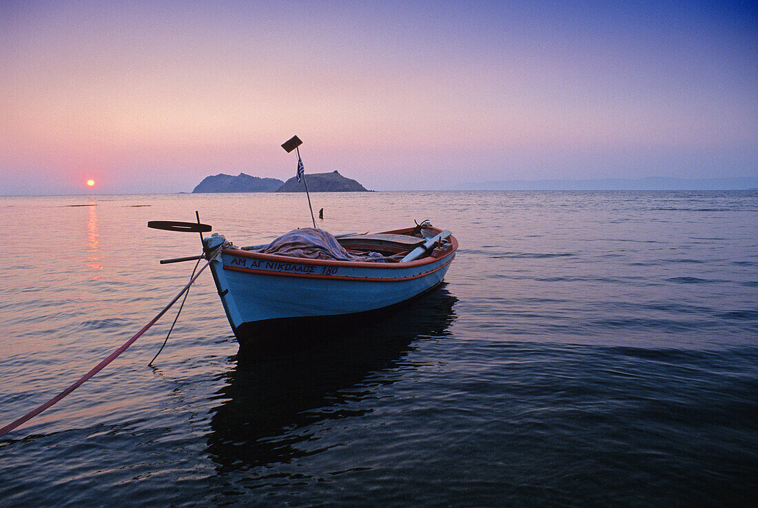 Fischerboot in der Abenddämmerung, Lesbos, Griechenland, Europa