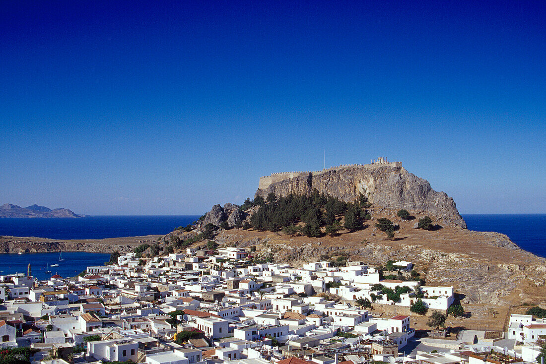 Die Stadt Lindos und die Akropolis unter blauem Himmel, Lindos, Rhodos, Griechenland, Europa