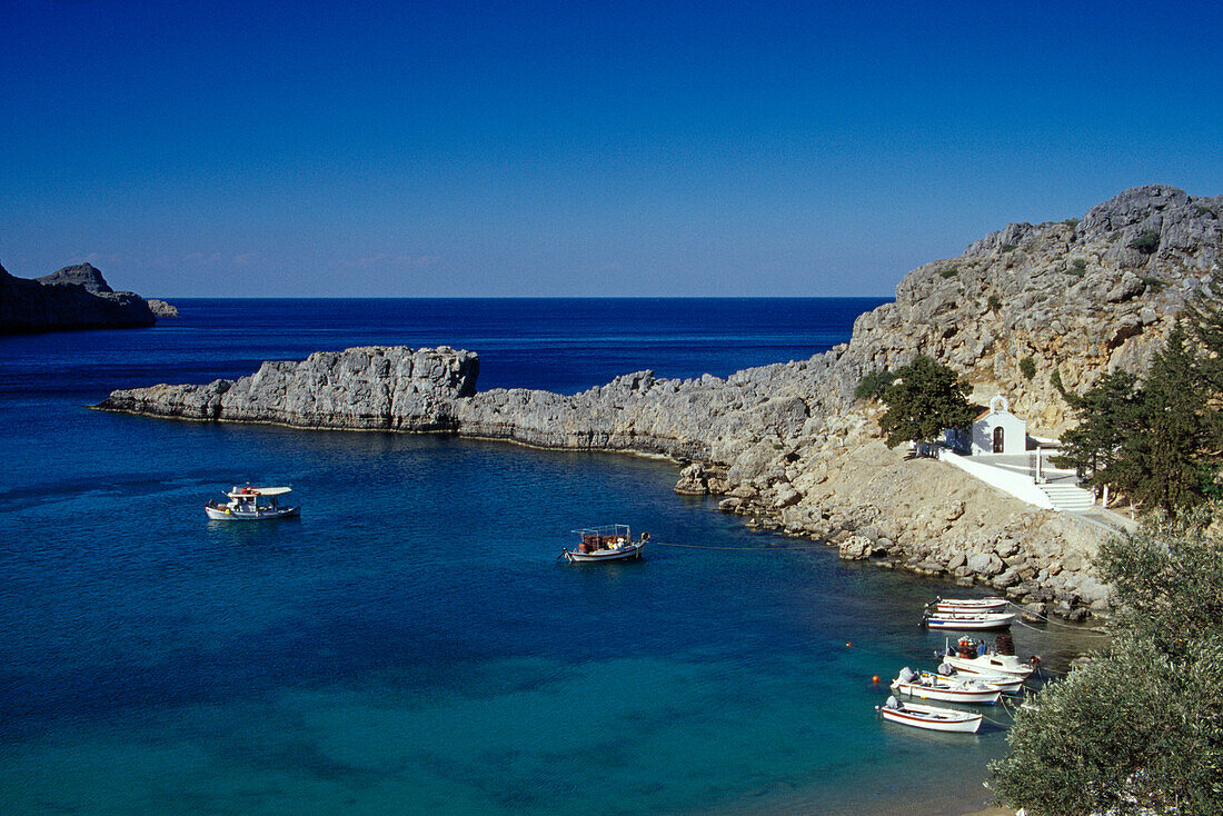 Boote an der Agios Pavlos Bucht im Sonnenlicht, Lindos, Rhodos, Griechenland, Europa