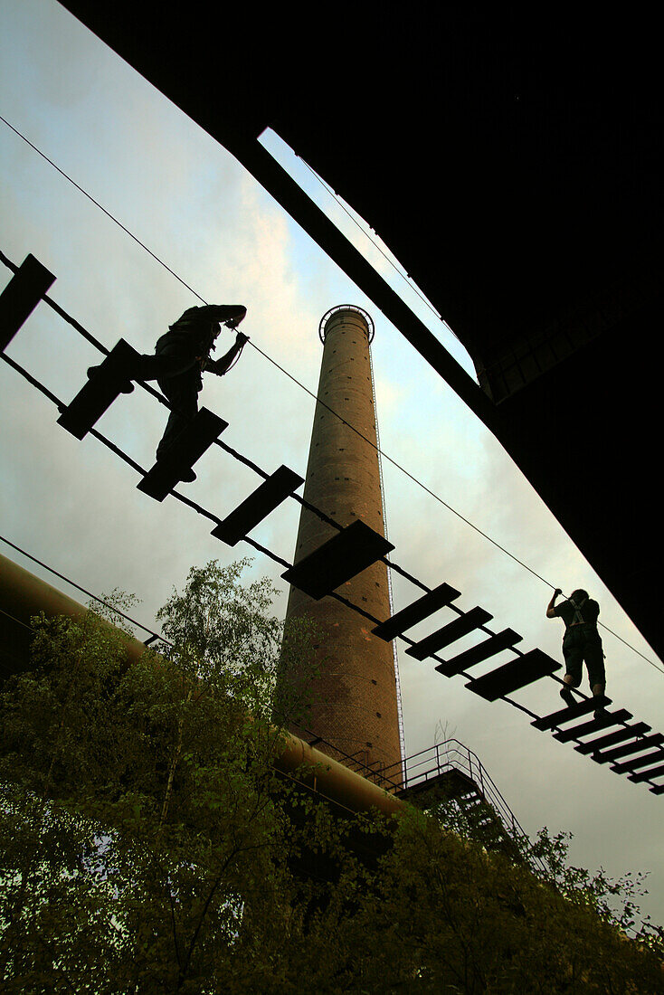 Menschen im Klettergarten im Hüttenwerk Meiderich, Duisburg, Ruhrgebiet, Nordrhein-Westfalen, Deutschland, Europa