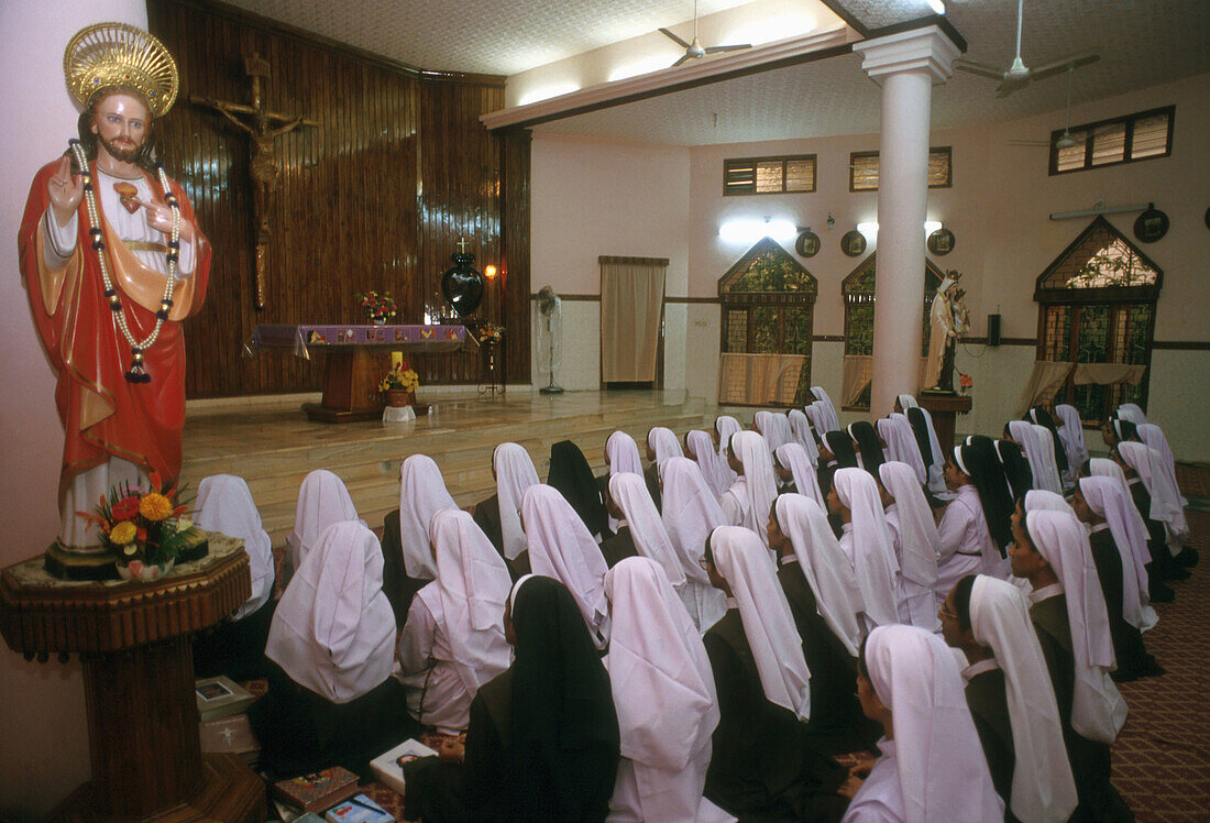 5427  INDIA - RELIGION - CHRISTIANITY  CMC SISTERS FINAL PROFESSION  ANGAMALEE, KERALA