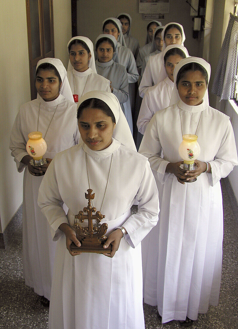 9838  INDIA  Procession of sisters, Daughters of Saint Thomas, Palai, Kerala