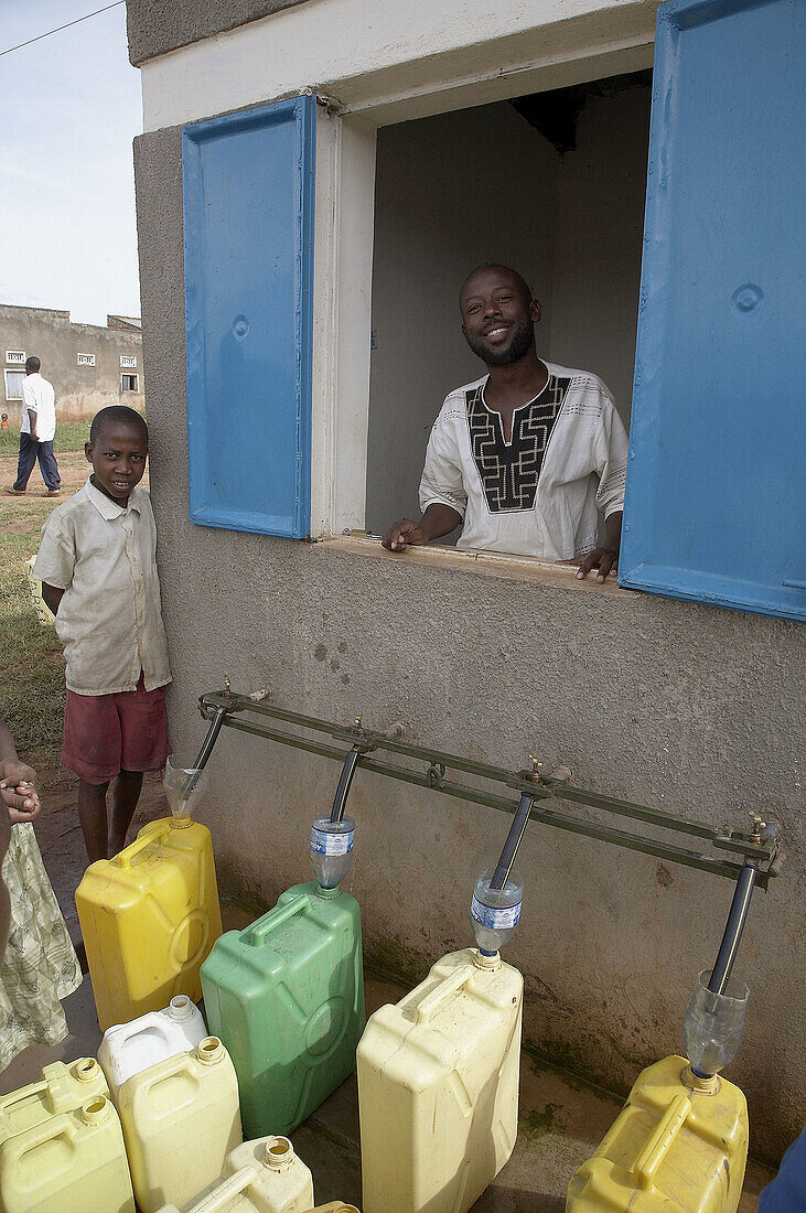 UGANDA  Manelling safe drinking water, Nakifuma village, Mukono District