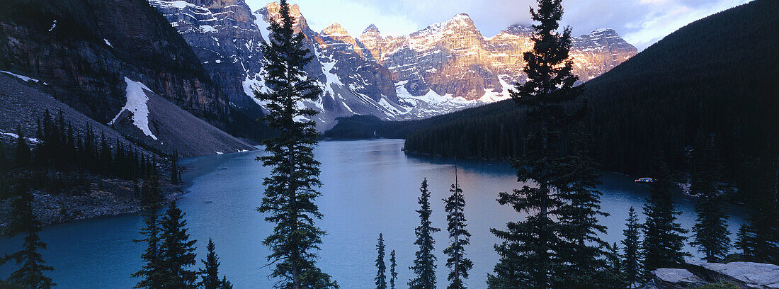 Moraine Lake, Banff National Park. Alberta, Canada