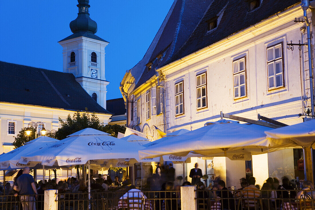 Piata Mare, town square, outdoor cafe/restaurants, Sibiu, Transylvania, Romania