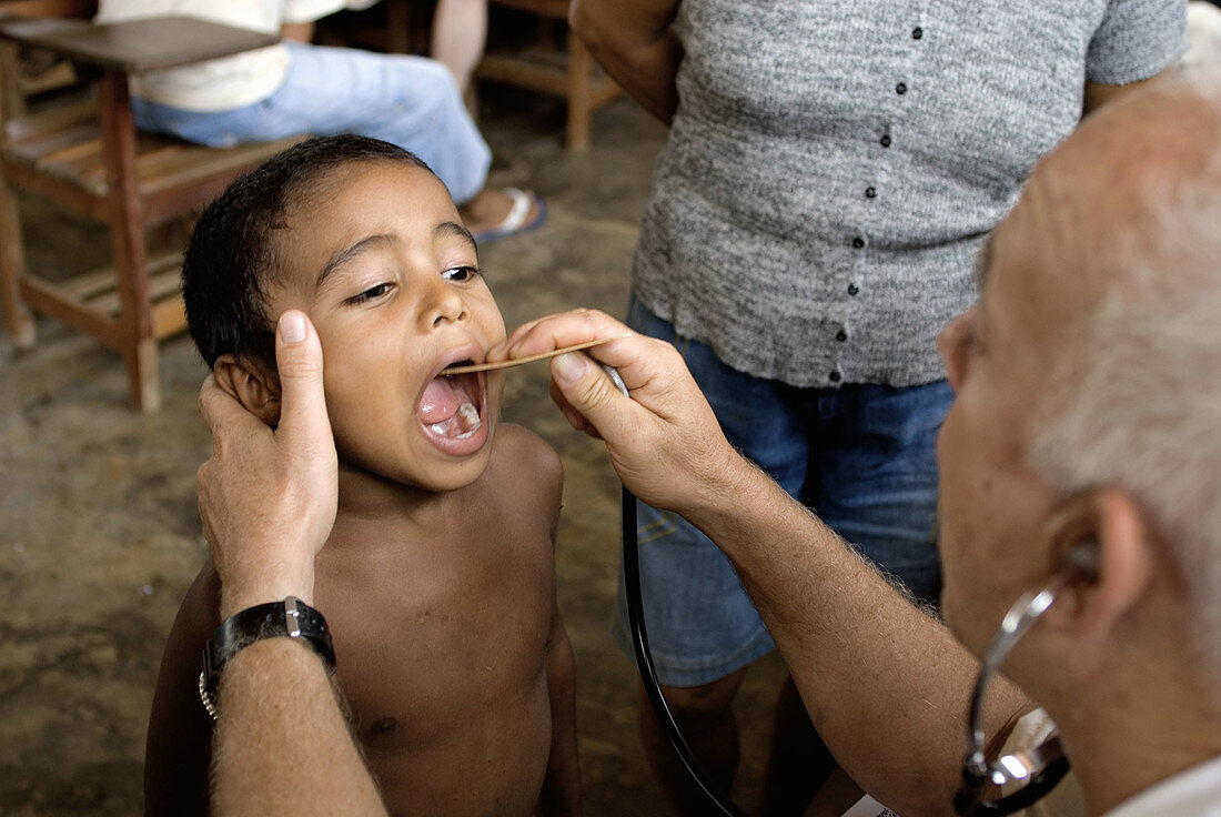 Child in Francisco de Asís community, examined by voluntary doctors of Saúde e Alegria NGO. Brazil.