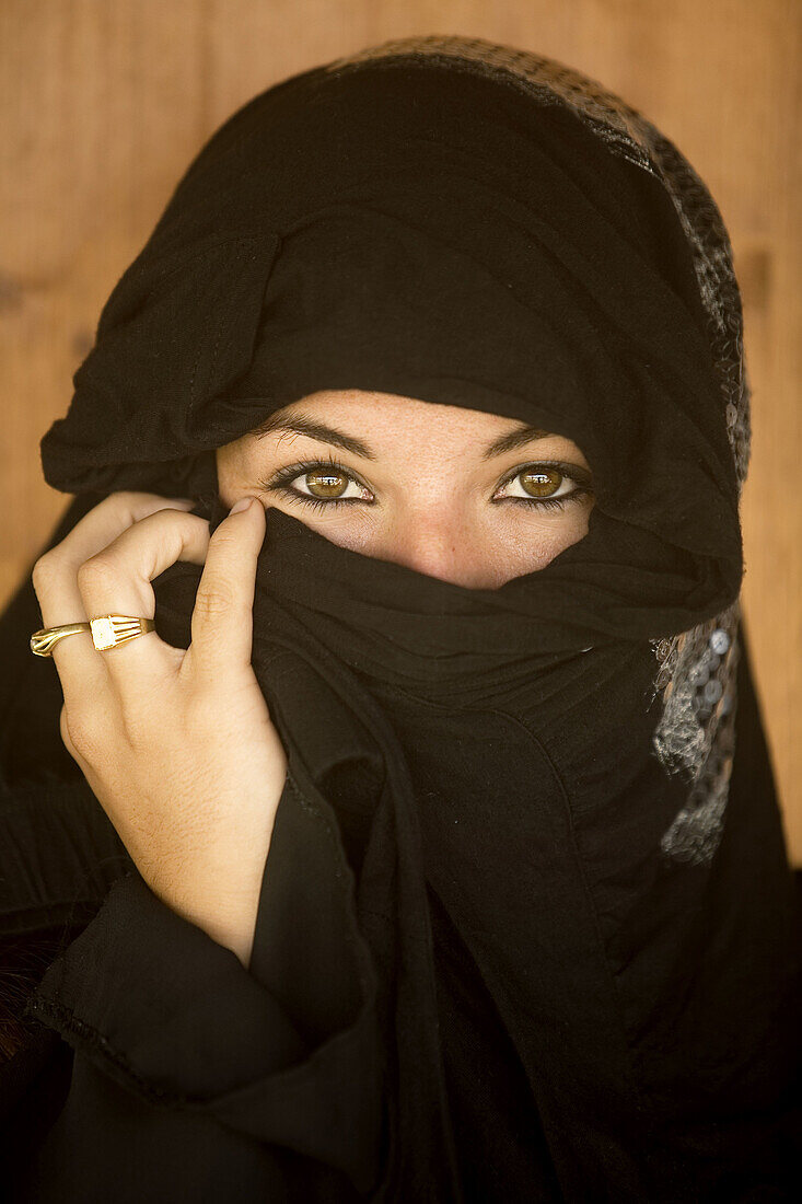 Araber, Augen, Der Mittlere Osten, Diskriminierung, Extremismus, Fanatismus, Femenine, Frau, Frauen, Islam, Islamisch, Mistery, Mittlerer Osten, Palästina, Schönheit, Terrorismus, Traditionell, Weiblich, V40-807433, agefotostock