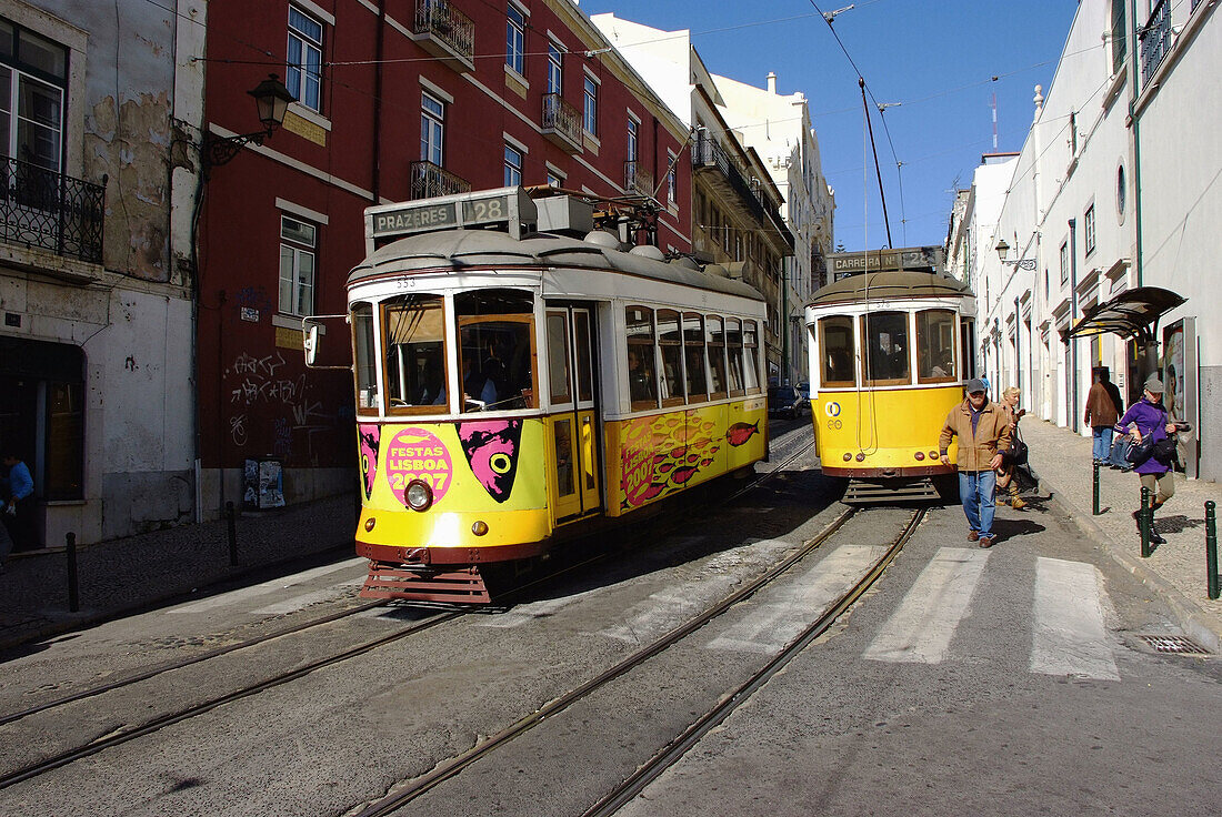Lisboa. Tranvías en el barrio de Alfama