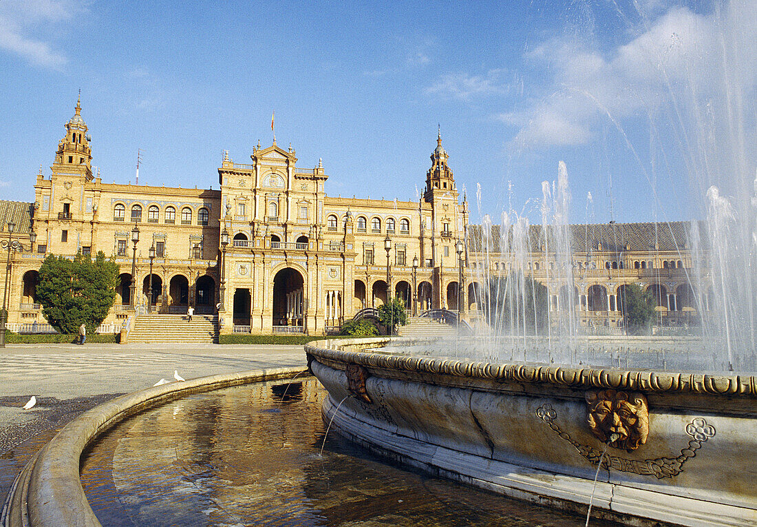 Springbrunnen auf der Plaza de España, Sevilla. Andalusien, Spanien