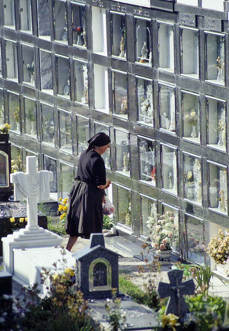 Alte Frau beim Beten auf dem Friedhof, Carnota, Provinz La Coruña, Galicien, Spanien