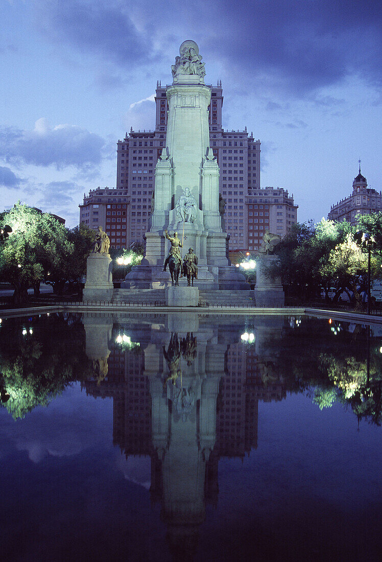 Cervantes-Denkmal auf der Plaza de España bei Nacht, Madrid, Spanien