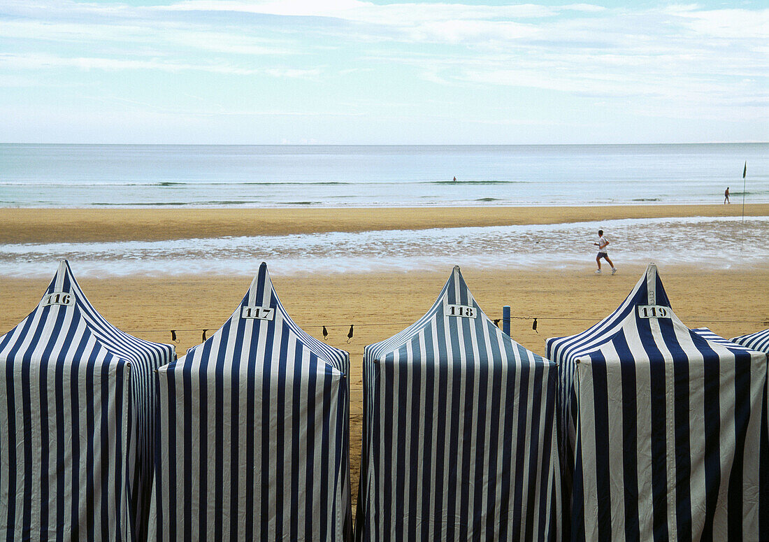 Sonnenschirme und Strand Zarauz Guipúzcoa Provinz Baskenland Spanien