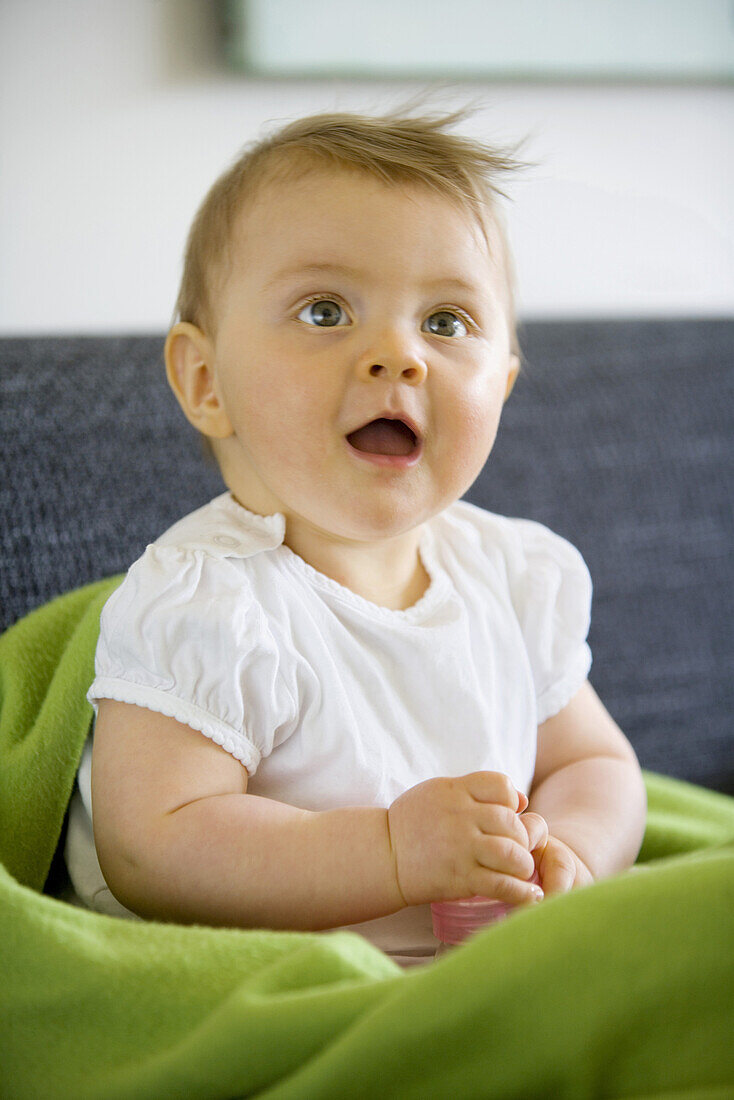 Baby (8 Monate) in einer Wolldecke, Wien, Österreich