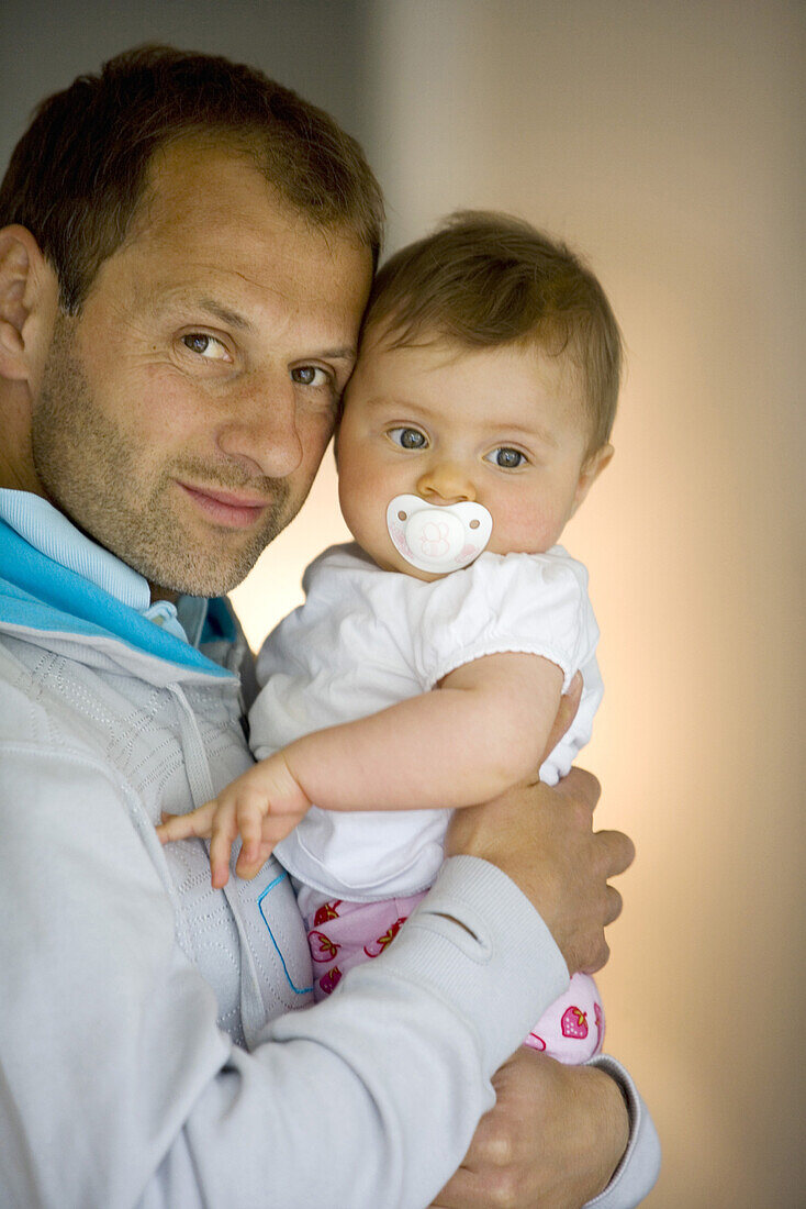 Vater hält Baby (8 Monate) im Arm, Wien, Österreich