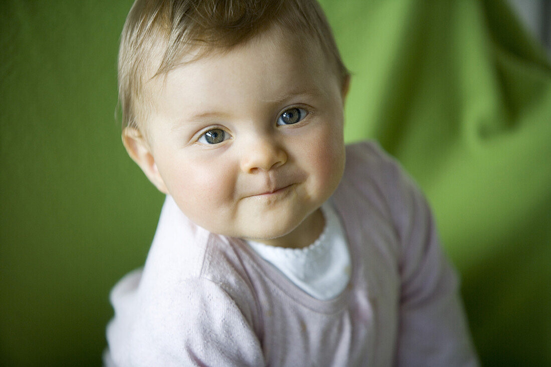 Mädchen (8 Monate) blickt in die Kamera, Wien, Österreich