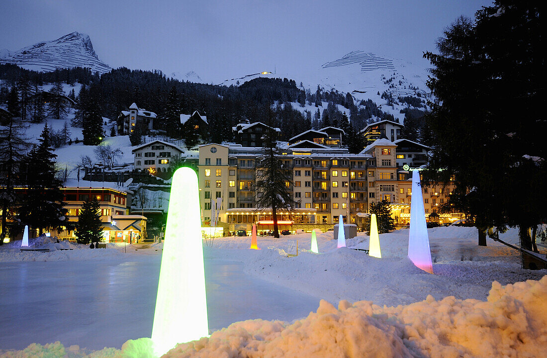 Lichtkegel im Schnee, Davos, Graubünden, Schweiz