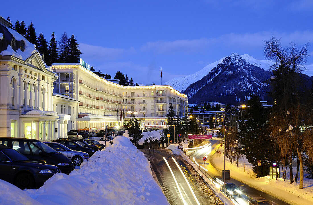 Beleuchtetes Hotel Belvedere, Davos, Graubünden, Schweiz